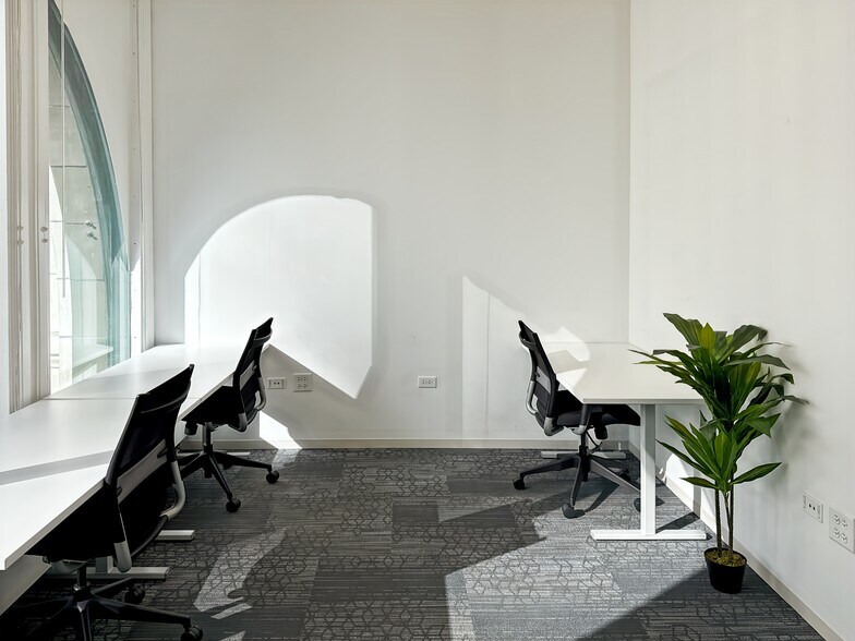 More Photos Of 1 N State St, Chicago Coworking Space