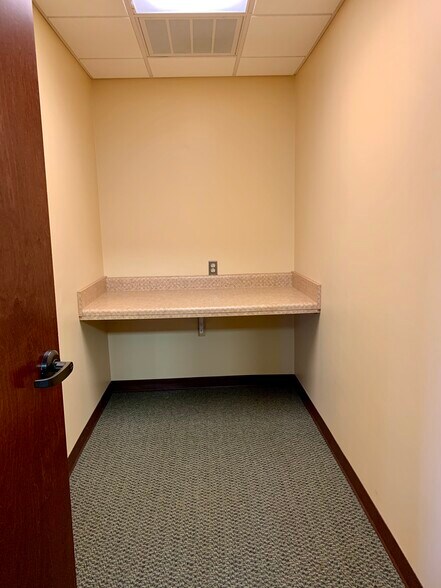 More Photos Of 139 Plaza Dr, Brandon Bank For Sale