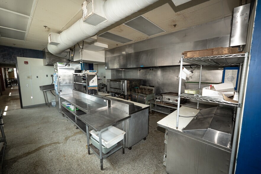 More Photos Of 100 Main St, Dubuque General Retail For Lease