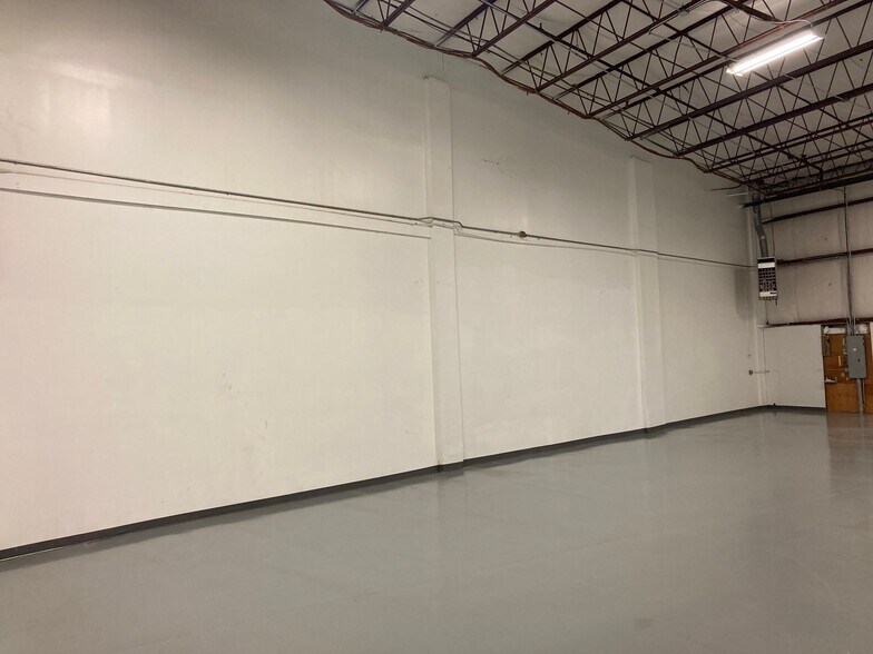 More Photos Of 41 Industrial Dr, Exeter Service For Lease