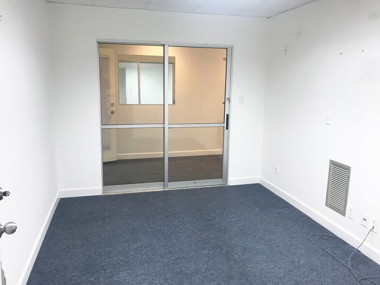 More Photos Of 2491-2499 Palm Ridge Rd, Sanibel Storefront Retail Office For Lease