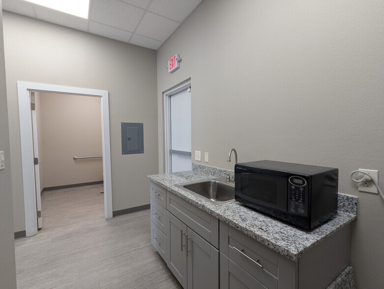 More Photos Of 6115 Muela Creek Dr, Beaumont Office For Lease