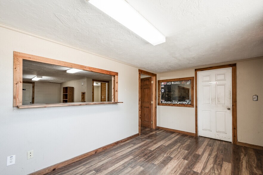 More Photos Of 910 E Church St, Livingston Service For Sale