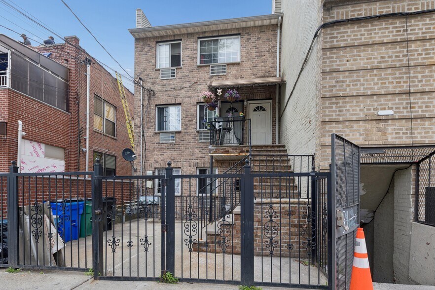 Primary Photo Of 2722 Wallace Ave, Bronx Apartments For Sale