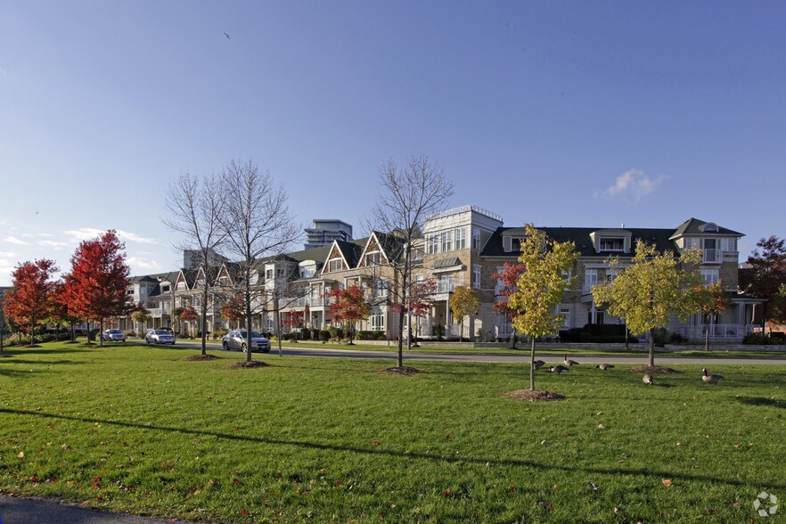 More Photos Of 165 Lakeshore Rd E, Mississauga Apartments For Lease