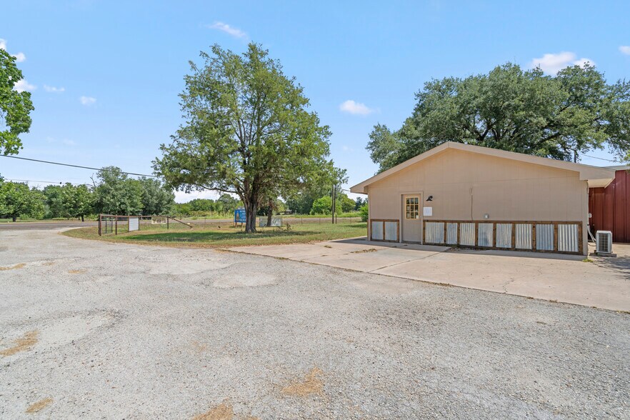 More Photos Of 9772 FM 1696 Rd, Bedias Storefront For Sale