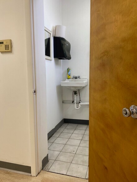 More Photos Of 238 West St, South Hackensack Warehouse For Lease