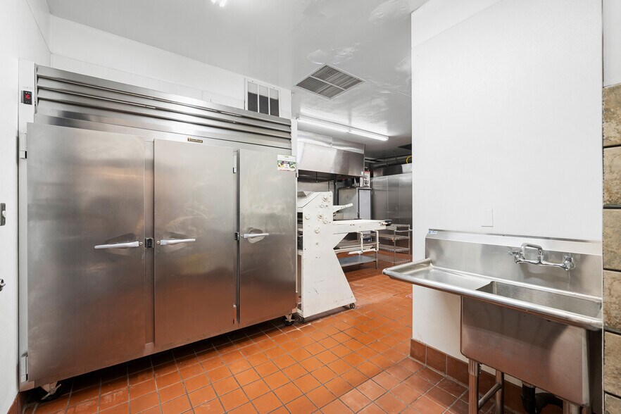 More Photos Of 19522-19598 Ventura Blvd, Tarzana General Retail For Sale
