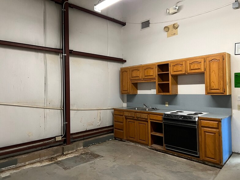 More Photos Of 1416 Twin Oaks St, Wichita Falls Warehouse For Lease