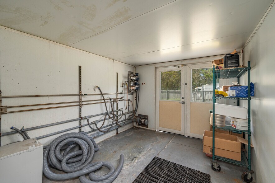 More Photos Of 174 NW 9th ave, Mulberry Distribution For Sale