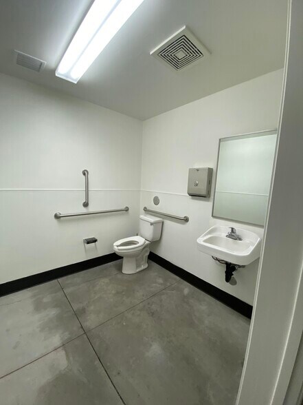 More Photos Of 8300 E Valencia Rd, Tucson Warehouse For Lease