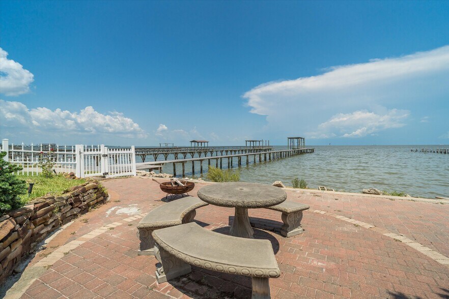 More Photos Of 804 Bay Ave, Kemah Specialty For Sale