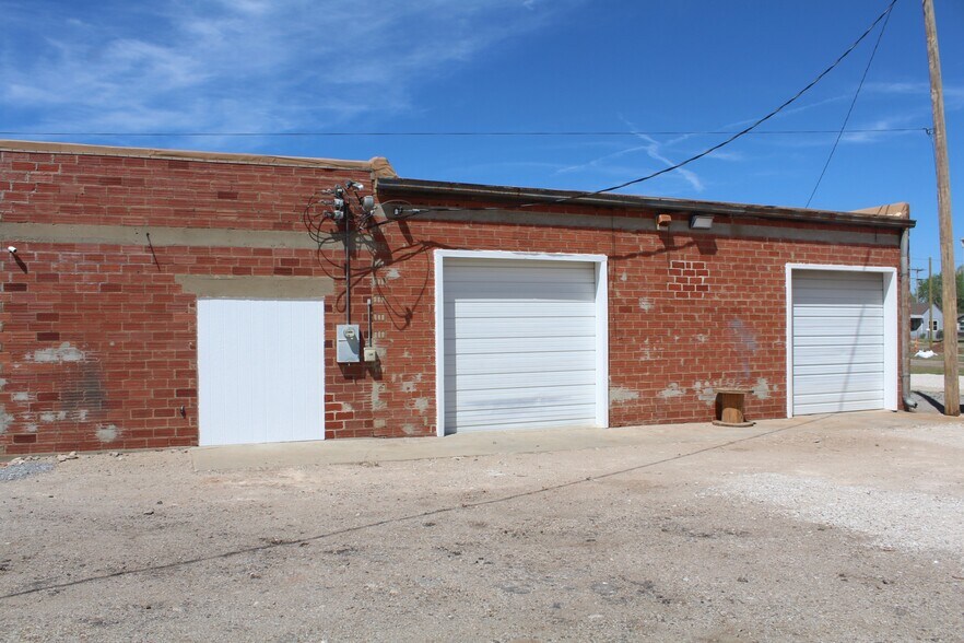 More Photos Of 806 9th St, Woodward Warehouse For Sale