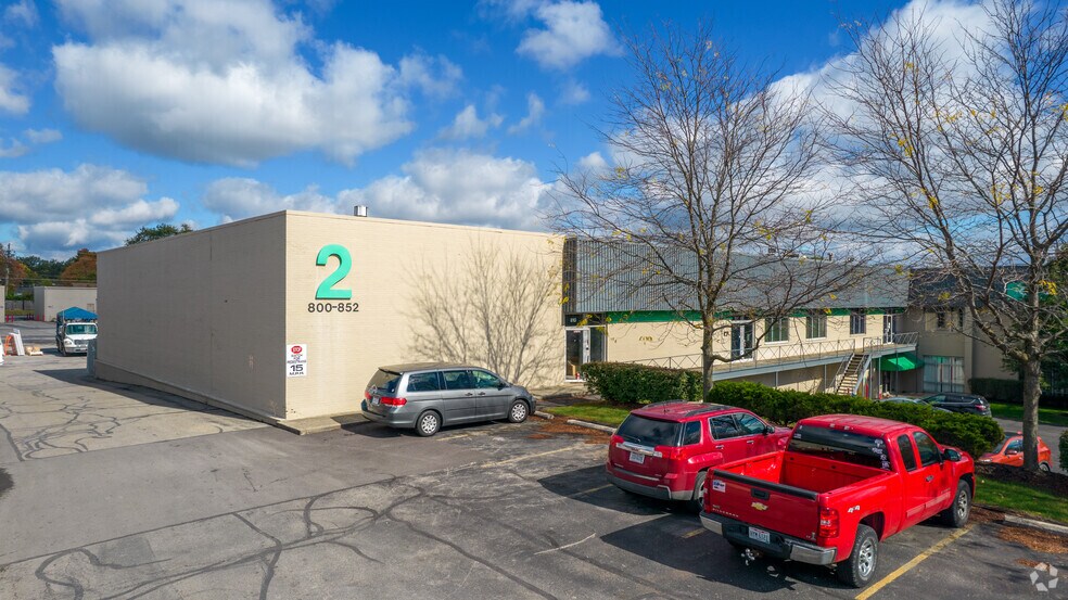 More Photos Of 800-820 Freeway Dr N, Columbus Office For Lease