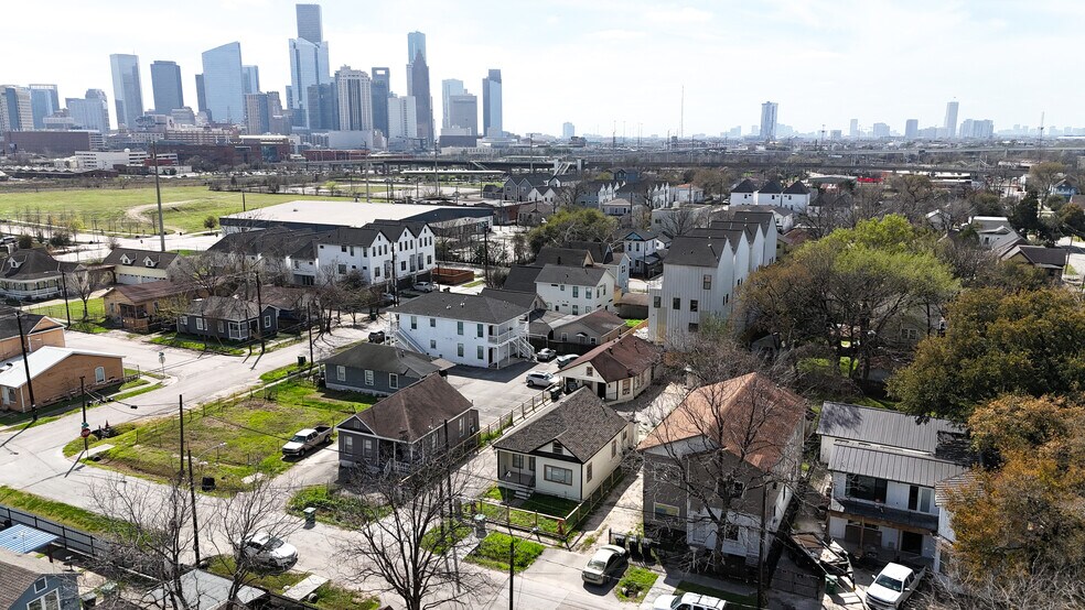 More Photos Of 1611 Common St, Houston Apartments For Sale