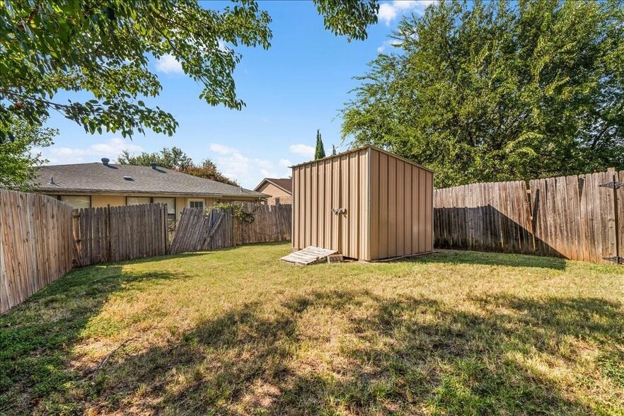 More Photos Of 6817-6819 W Cleburne Rd, Fort Worth Specialty For Sale