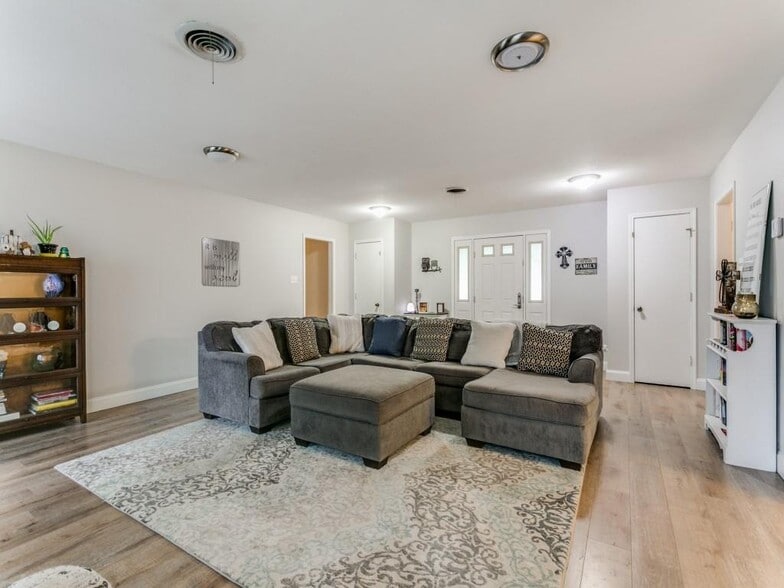 More Photos Of 128 Taylor St, Keller Flex For Sale