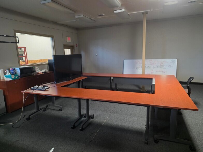 More Photos Of 300 Airport Rd, Ames Warehouse For Lease