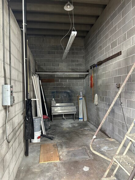 More Photos Of 339 Union St E, Jacksonville Light Distribution For Lease