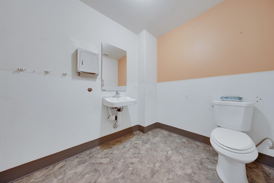 More Photos Of 408 S Beach Blvd, Anaheim Medical For Sale