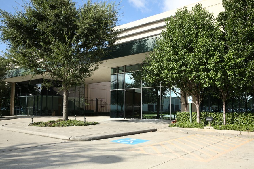 More Photos Of 16503 Air Center Blvd, Houston Unknown For Lease