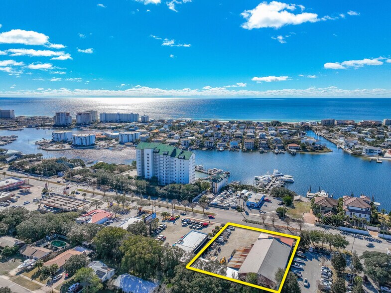 More Photos Of 639 Harbor Blvd, Destin Showroom For Lease