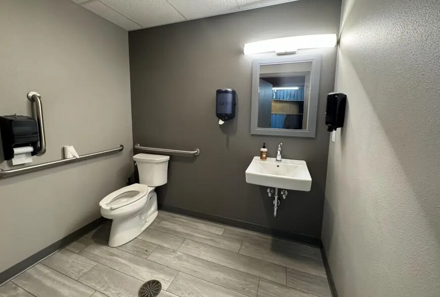 More Photos Of 633 1st Ave, Monroe Showroom For Lease