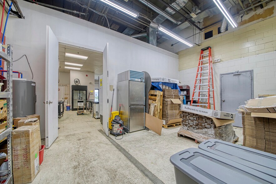 More Photos Of 1265-1325 Rue Industrielle, La Prairie Warehouse For Lease