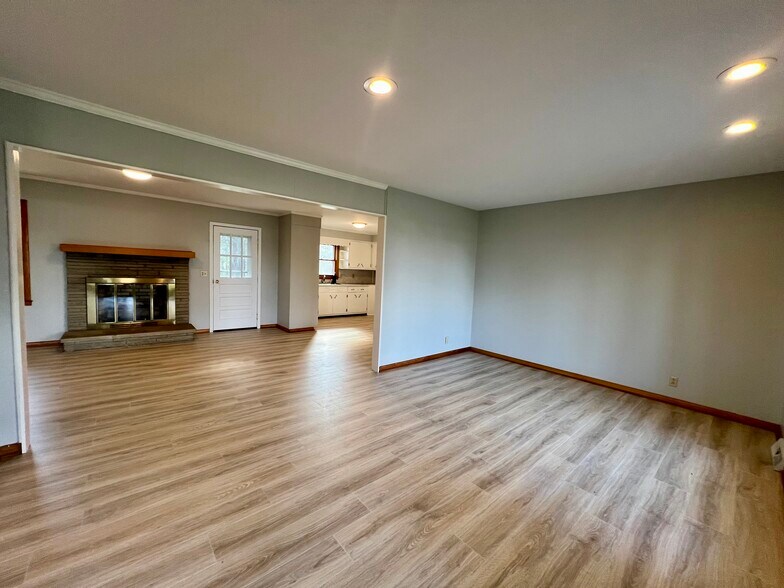 More Photos Of 658 N Broadway, Portland Storefront Retail Office For Sale