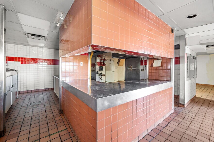 More Photos Of 920 Rue Douglas, St-Jean Freestanding For Sale