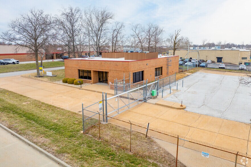 More Photos Of 2646 Metro Blvd, Maryland Heights Distribution For Lease