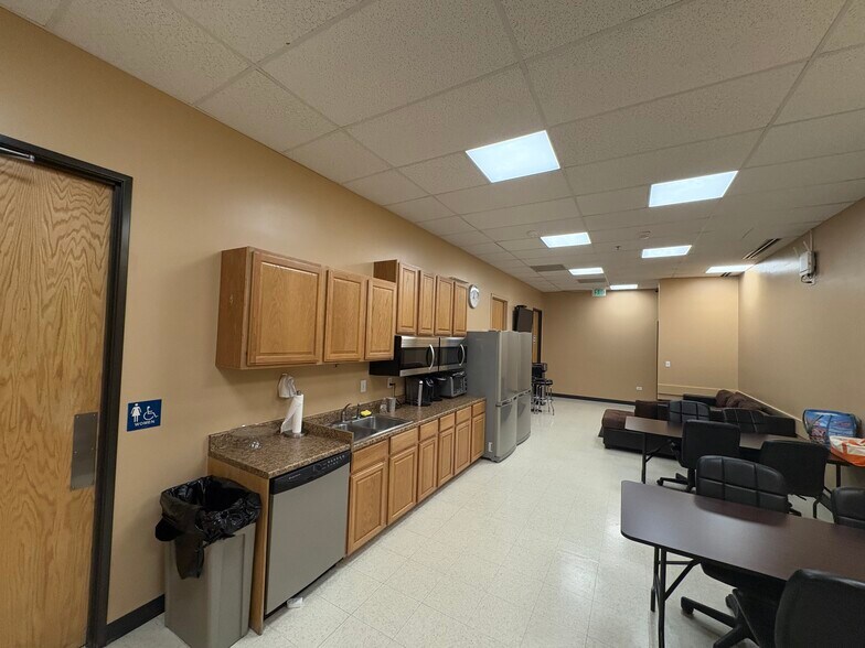 More Photos Of 7318 S Revere Pky, Englewood Flex For Lease