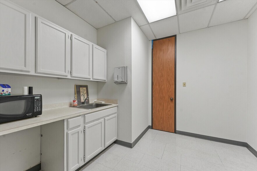 More Photos Of 2000 25th Ave N, Texas City Office For Lease