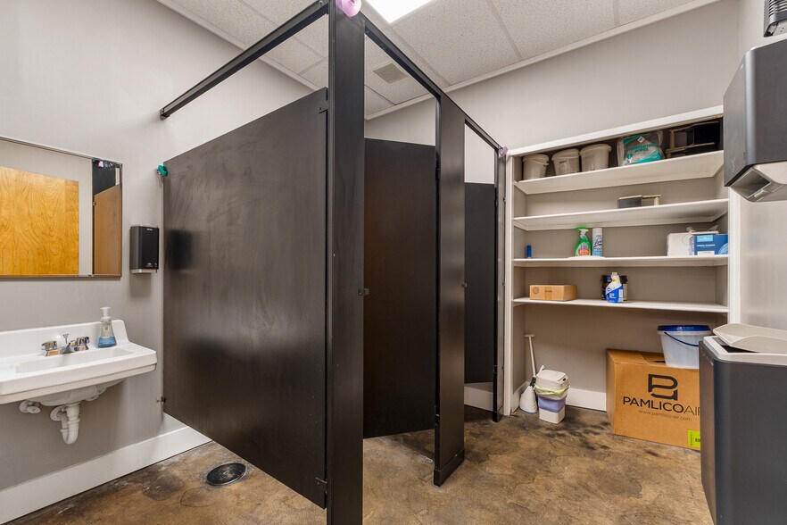 More Photos Of 1545 Hansford St, Charleston Light Distribution For Sale