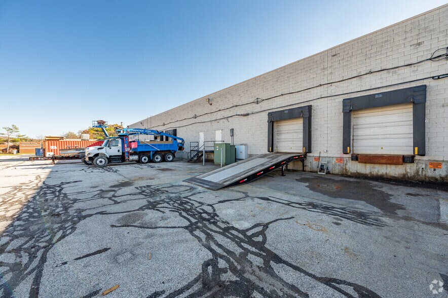 More Photos Of 4400 Renaissance Pky, Warrensville Heights Showroom For Lease