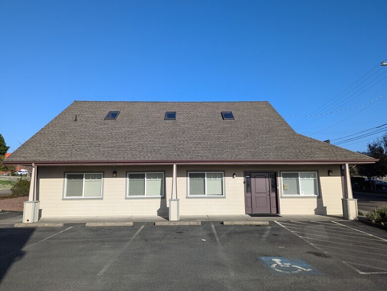 More Photos Of 616 Hemlock St, Brookings Office For Sale