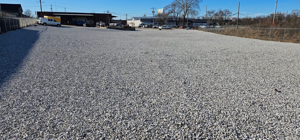 More Photos Of 224 N Stewart Ave, Springfield Warehouse For Lease