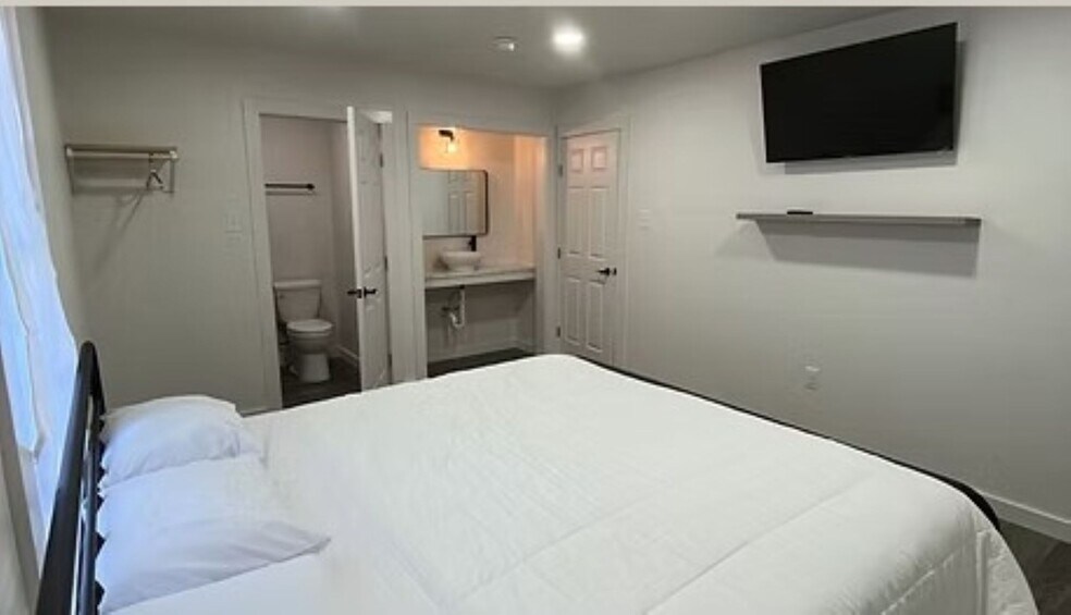 More Photos Of 6199 US-165 Hwy, Columbia Hotel For Sale