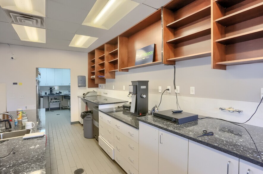 More Photos Of 150 Gamma Dr, Pittsburgh Light Manufacturing For Sale