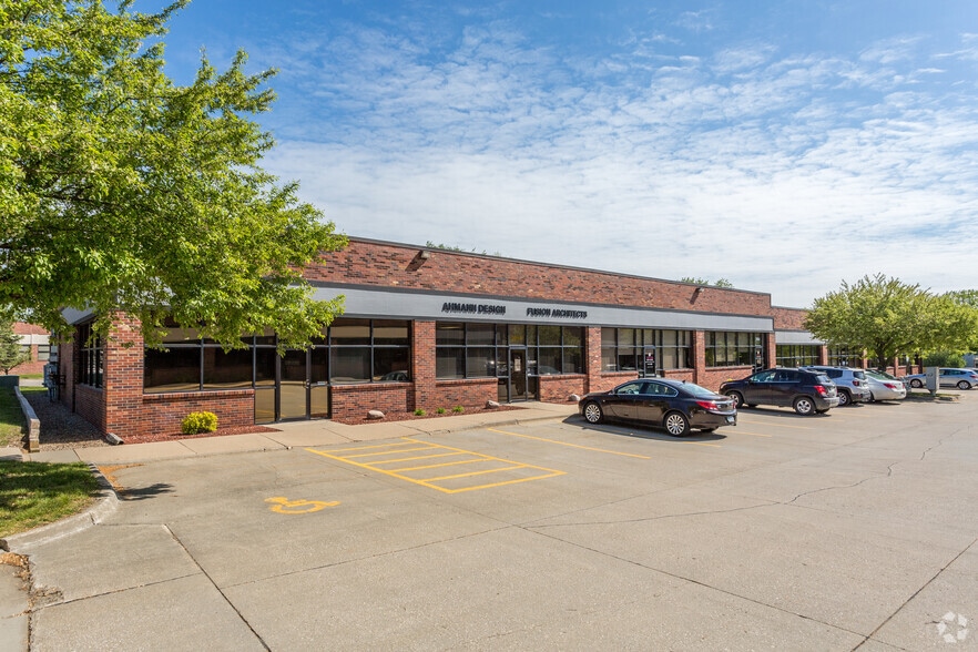 More Photos Of 3070-3098 104th St, Urbandale Office For Lease