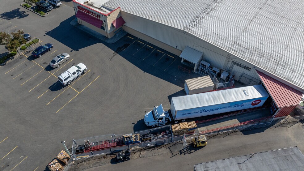 More Photos Of 1385 Newmark Ave, Coos Bay Supermarket For Sale