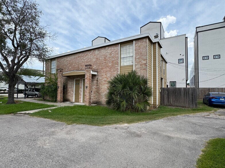 More Photos Of 5621 Val Verde St, Houston Apartments For Sale