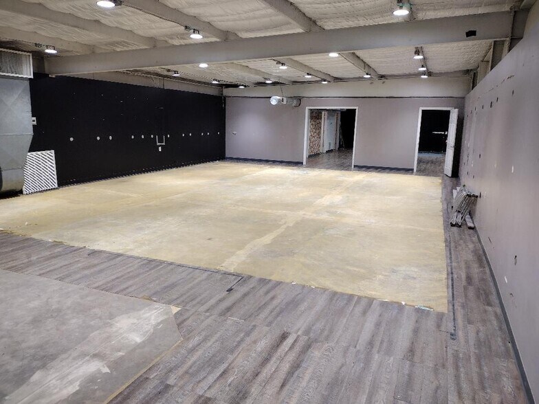 More Photos Of 406 E Butler Rd, Mauldin Showroom For Lease