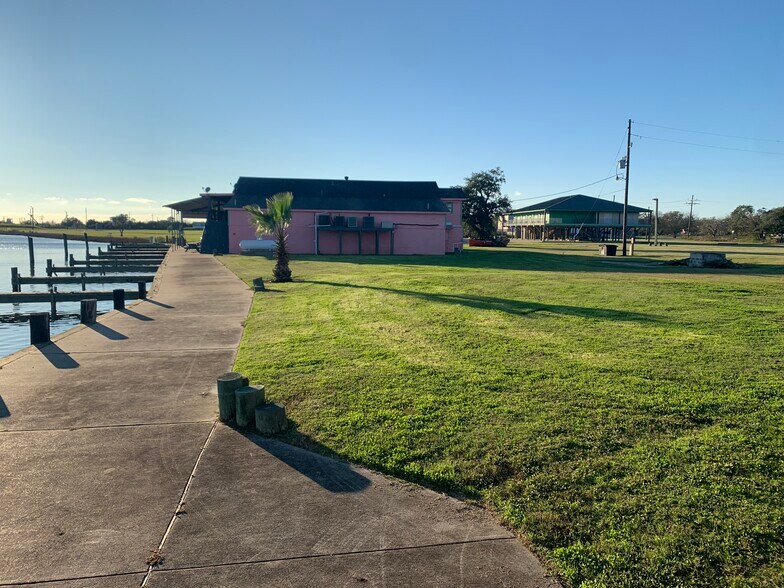 Primary Photo Of 220 W Bayshore Rd, Anahuac Marina For Sale