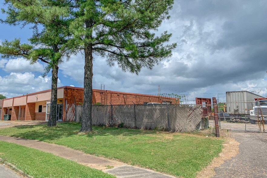 More Photos Of 1790 Lapaloma St, Memphis Freestanding For Sale