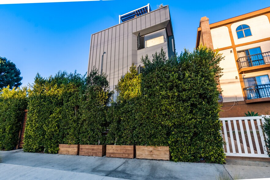 More Photos Of 2478 Penmar Ave, Venice Dormitory For Sale