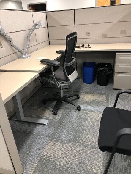 More Photos Of 195 Scott Swamp Rd, Farmington Office For Lease