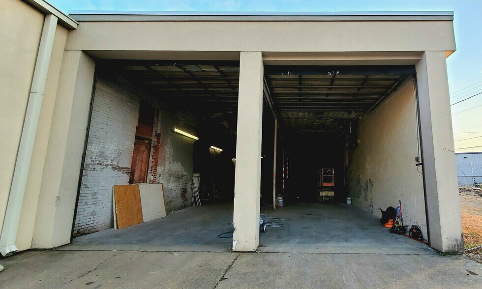More Photos Of 825 Canal St, Evansville Warehouse For Lease
