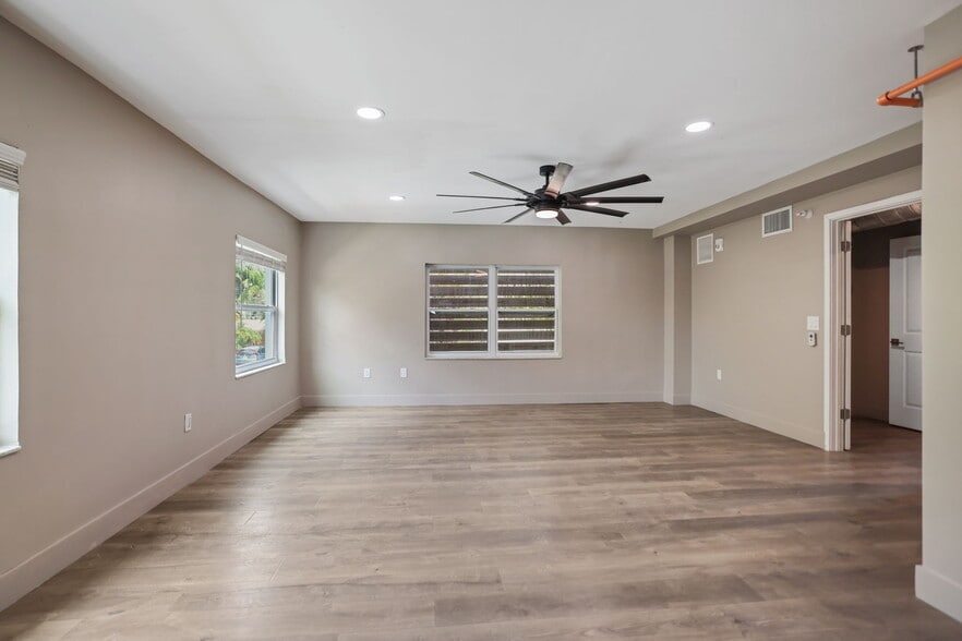 More Photos Of 10830 Navajo Dr, Saint Petersburg Showroom For Sale