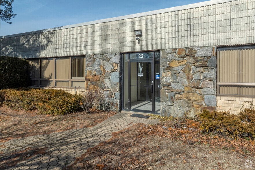 More Photos Of 22 Connor Ln, Deer Park Warehouse For Lease